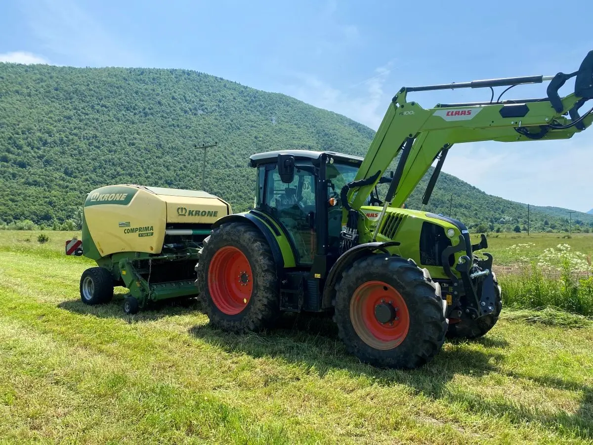 Traktor u radu na baliranju